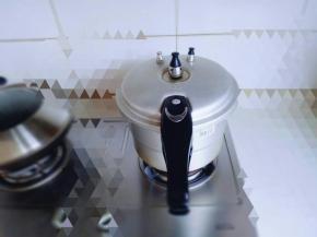 盖上高压锅盖子，大火烧开，上气后，转小火压20分钟。待削汽后再打开盖子。