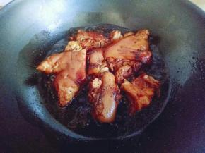 捞出猪蹄，放入铁中中，倒入汤汁，大火把汤汁收干即可。