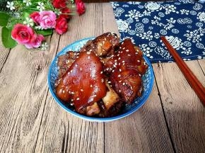 撒上一点熟白芝麻，即可享用，好吃，很酥软。