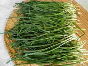 韭菜洗净晾干水分备用