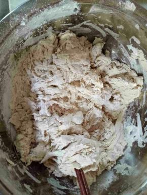 面粉加水，和成絮状