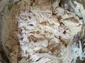 面粉加水，和成絮状
