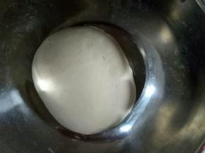 揉至光滑，放在盆中，用保鲜膜盖好，醒20分钟