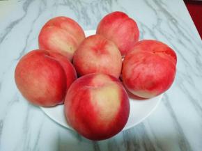 桃子洗干净，可以把桃子冲洗后再用食用盐搓，之后再冲洗。