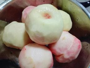 把桃子去皮，我用的剥皮工具。
