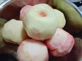把桃子去皮，我用的剥皮工具。
