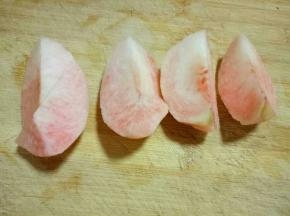 去皮的桃子切开，去核。再一个桃子切四瓣。依次切完。