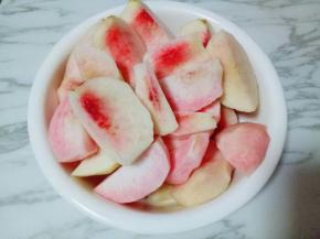 切好的桃子装再容器中。