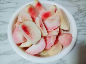 切好的桃子装再容器中。