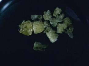 把冰糖冷水冲洗一下，放入锅中，加入清水，大火烧开。