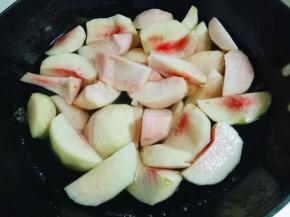 烧开后再加入切好的桃子，烧开后中火煮8-10分钟，(根据个人喜欢，喜欢吃软一点的多煮一会，喜欢吃硬一点的少煮一会儿。)