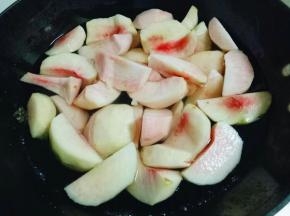 烧开后再加入切好的桃子，烧开后中火煮8-10分钟，(根据个人喜欢，喜欢吃软一点的多煮一会，喜欢吃硬一点的少煮一会儿。)