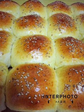 烤好的餐包取出，放在烤网上晾凉。