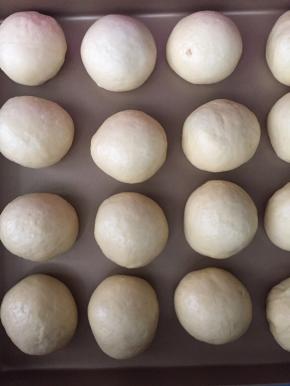 放进烤箱里进行第二次发酵。