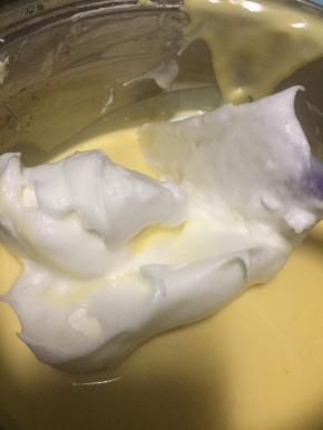 取1/3蛋白加入到蛋黄糊里，翻拌均匀。