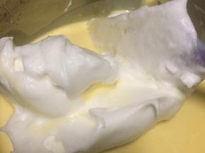 取1/3蛋白加入到蛋黄糊里，翻拌均匀。