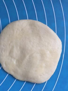 松弛好的面团，擀成中间略厚四周略薄的圆形。