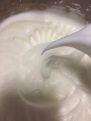 打发至湿性发泡的状态，最后加入糖在打二三十秒。