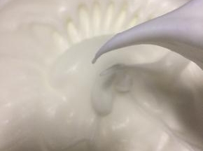 打发至湿性发泡的状态，最后加入糖在打二三十秒。