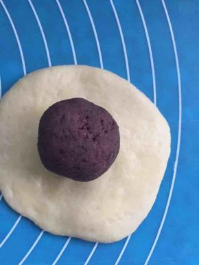 翻面后放入一个豆沙馅。