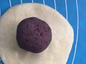 翻面后放入一个豆沙馅。