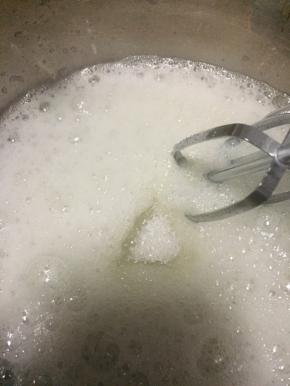 蛋白打至鱼眼状时加入糖。