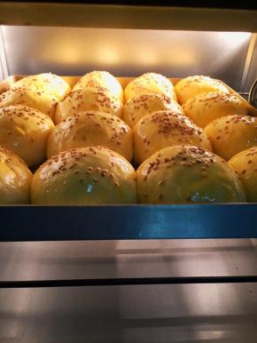 送进预热好的烤箱中层，上下火170度烤25分钟。