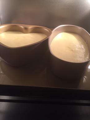 然后将蛋糕放入盛有热水的烤盘中，送入预热好的烤箱里。上下火150烤12-13分钟。然后调上火到220度（上色用），下火温度不变烤5分钟。最后将上火关闭，下火温度不变继续烤8分钟出炉。