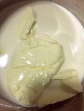 将牛奶和奶油奶酪放在盆里，隔水融化，在融化过程中一定要轻轻搅拌，直到奶油奶酪全部融化，状态有一点粘稠就可以了。