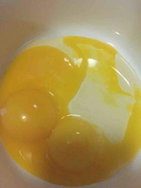 分离蛋黄和蛋白。蛋白先放入冰箱冷藏。