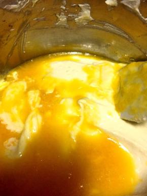 将混合好的蛋黄糊倒入奶酪糊里，翻拌均匀。