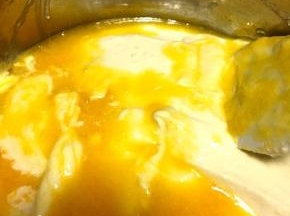 将混合好的蛋黄糊倒入奶酪糊里，翻拌均匀。