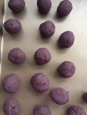 把红豆沙分成一个20克，搓圆备用。