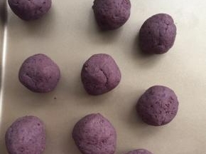 把红豆沙分成一个20克，搓圆备用。