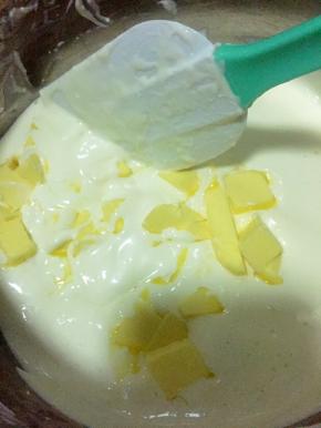 趁热加入黄油，搅拌到黄油融化。