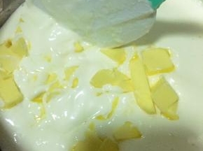 趁热加入黄油，搅拌到黄油融化。