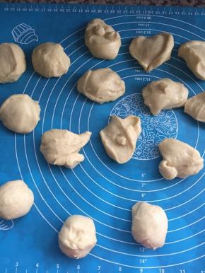 取出面团排气，分成16份。