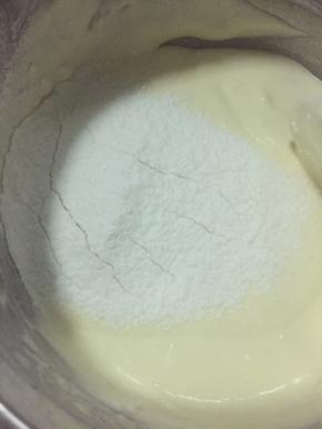 低筋粉要过筛两遍，分三次倒入奶油奶酪里。每一次倒入低筋粉要翻拌均匀在倒入下一次。