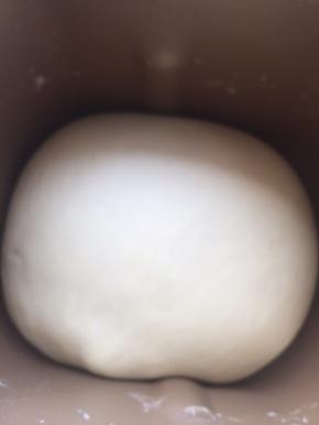 和面程序结束后，取出面团揉圆，在放入面包机里发酵到2倍大。