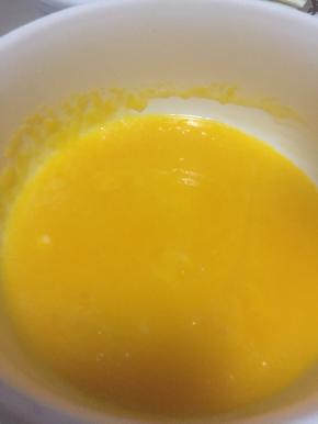 在蛋黄中倒入蜂蜜，搅拌均匀。