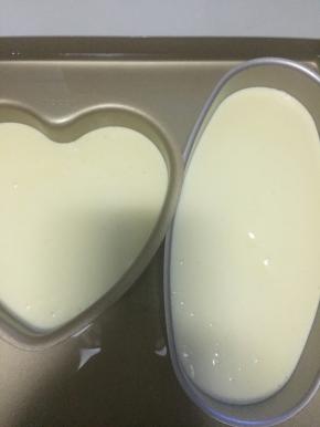 提前预热好烤箱，上下火160度十分钟。然后把蛋糕糊倒在模具里。