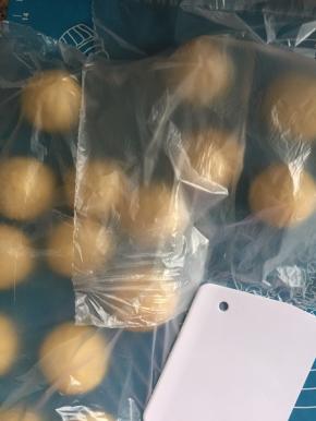 搓圆盖保鲜膜松弛10分钟。