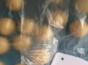 搓圆盖保鲜膜松弛10分钟。