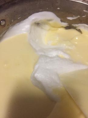 再把蛋黄糊倒入剩余的蛋白里，翻拌均匀就可以了。