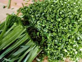 晾干表面水分的韭菜切细