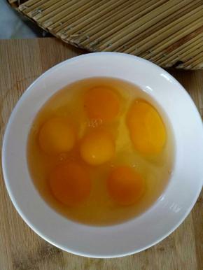 鸡蛋打入碗中，搅拌均匀