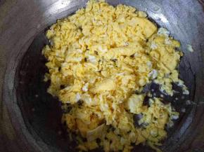 锅里放少许油，把鸡蛋液煎熟，可以使劲搅拌，使鸡蛋碎一些