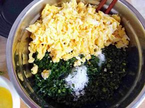 把煎好的鸡蛋碎放凉放到韭菜里，加入盐，放入花生油搅拌均匀，