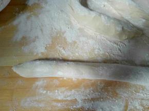 从任意一段拧开，继续双手在面板上搓细，达到自己满意的粗细状