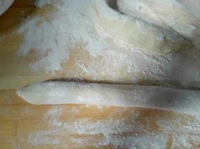从任意一段拧开，继续双手在面板上搓细，达到自己满意的粗细状